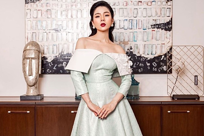 Phần eo chít nhỏ xíu, đẹp miễn chê...