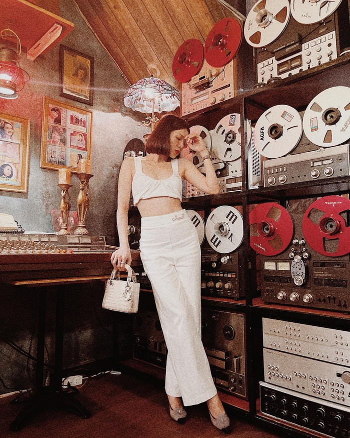 Vòng eo thon thả theo đó cũng được tôn lên.