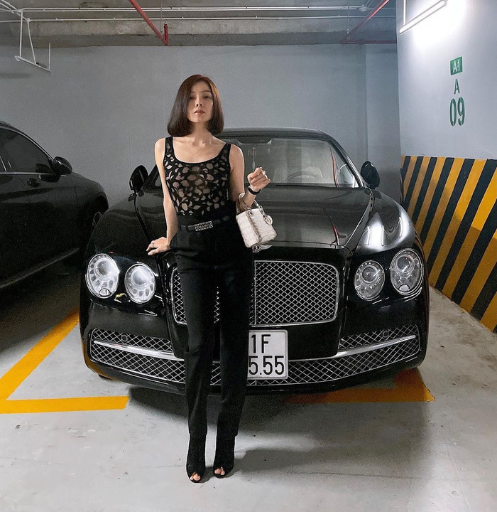 Kiểu áo xuyên thấu, để lộ 'đôi gò bồng đào' căng đầy.