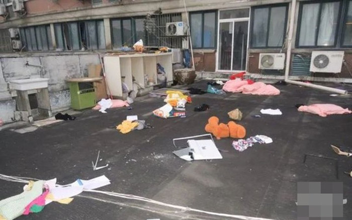 123 món đồ bay như mưa từ tầng 15 xuống đất, giày cao gót, màn hình máy tính... vương vãi khắp nơi Ảnh 2