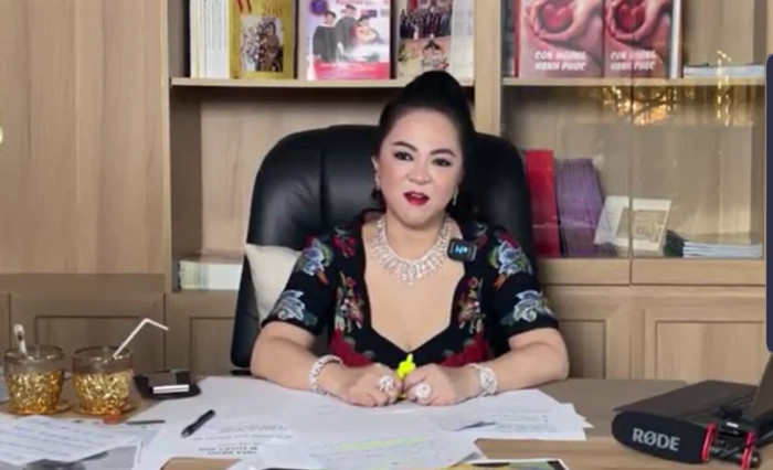 Bên cạnh đó, một thiết kế khác cũng khiến người đối diện không thể rời mắt ngắm nhìn độ 'nóng bỏng' của nữ doanh nhân.