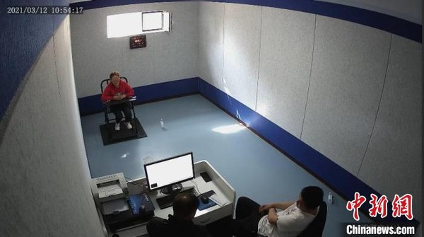 Nghi phạm bị bắt giữ để điều tra đường dây lừa đảo.