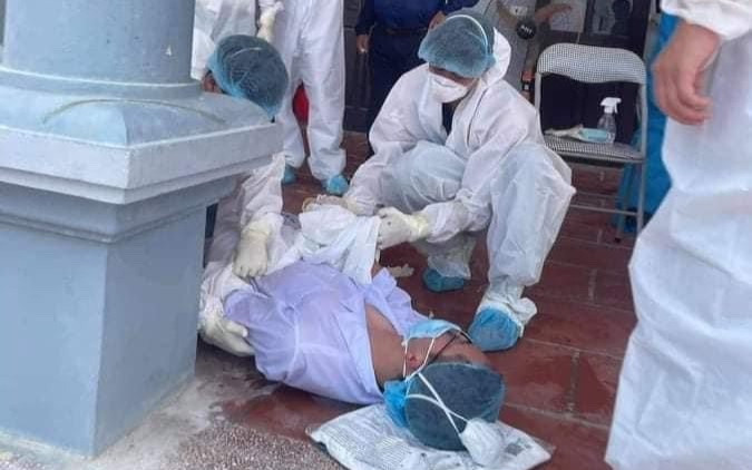 Bắc Giang: Nhân viên y tế kiệt sức ngất xỉu khi test kháng nguyên nhanh sàng lọc Covid-19 Ảnh 2