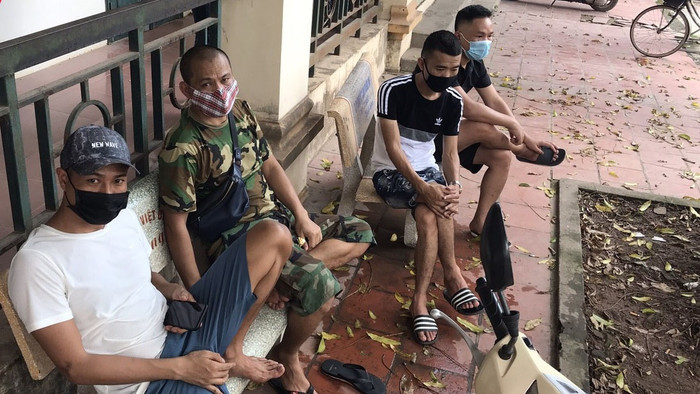 4 người trong nhóm bị xử phạt vì tụ tập ăn nhậu, vượt chốt kiểm dịch. Ảnh: Xuân Thanh/Thanh Niên