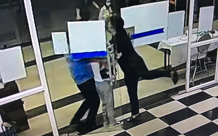 Người nhà bệnh nhân hành hung bảo vệ bệnh viện khi được nhắc nhở quy định phòng dịch COVID-19 Ảnh 2