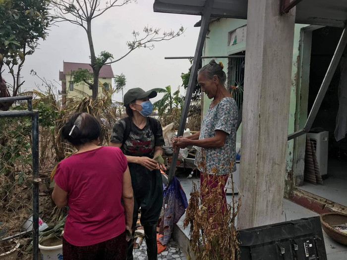 Mẹ Hà Hồ chia sẻ hình ảnh cả đoàn đi làm thiện nguyện.