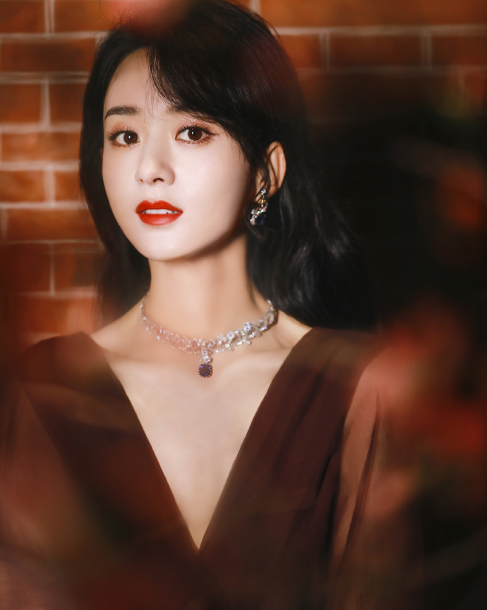 Sự quý phái, cao sang này của Triệu Lệ Dĩnh trong Đêm hội Weibo 2020 khiến nhiều người 'giật mình' vì nay sao cô trở nên 'chất lạ' so với quá khứ đến thế.