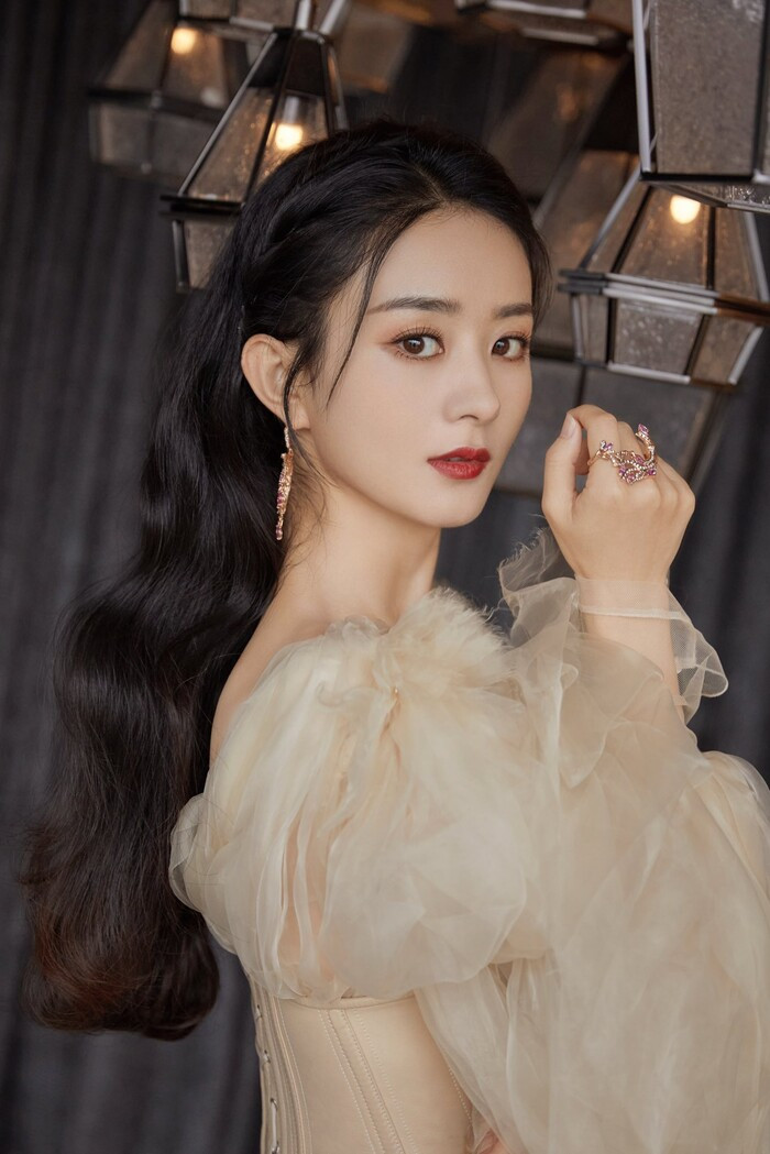 Không còn 'phèn' như năm nào, nay Triệu Lệ Dĩnh được khen khí chất lấn át cả người mẫu Ảnh 17