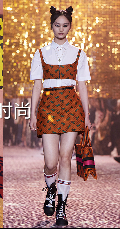 Nếu so sánh với hình ảnh người mẫu trên sàn diễn thì quả thật lần này, Triệu Lệ Dĩnh đã thắng áp đảo.