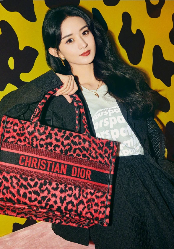 Vest đen phối với giày platform màu trắng trông thanh lịch, nho nhã hơn.