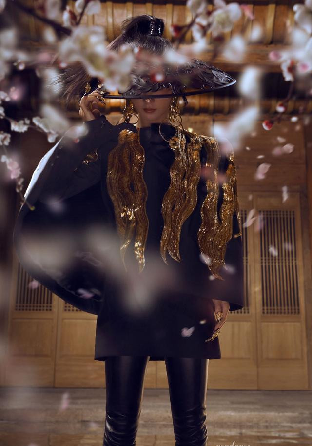 ...hay như phong cách nữ hiệp vô cùng cool ngầu...