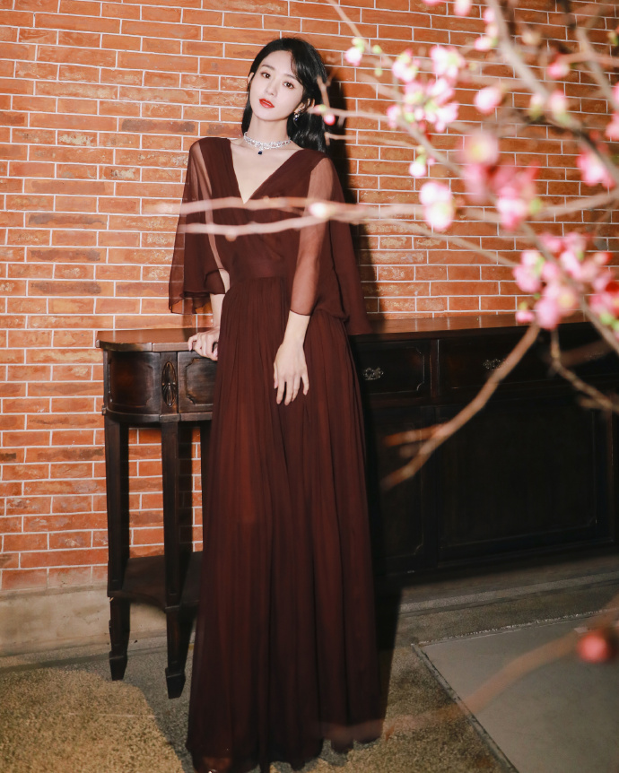 Không còn 'phèn' như năm nào, nay Triệu Lệ Dĩnh được khen khí chất lấn át cả người mẫu Ảnh 19