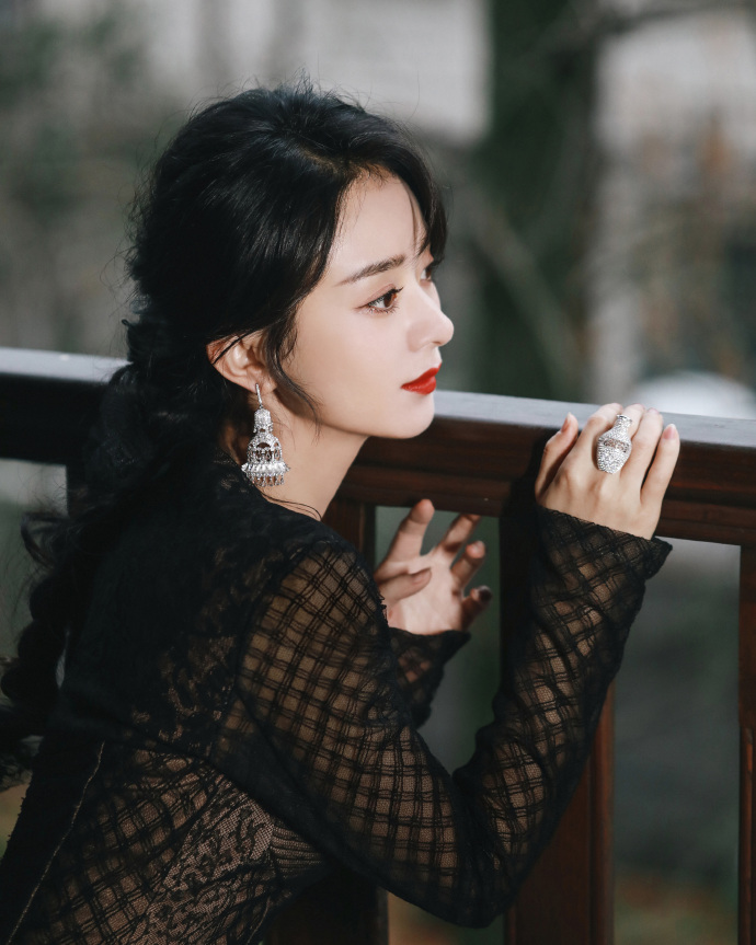 Không còn 'phèn' như năm nào, nay Triệu Lệ Dĩnh được khen khí chất lấn át cả người mẫu Ảnh 21