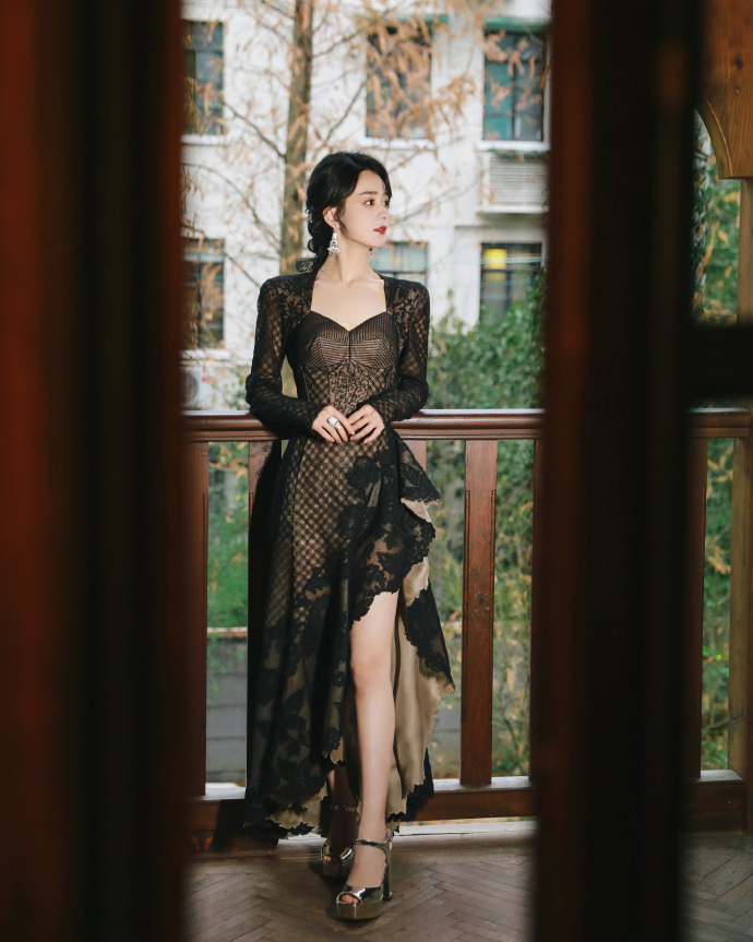 Không còn 'phèn' như năm nào, nay Triệu Lệ Dĩnh được khen khí chất lấn át cả người mẫu Ảnh 20