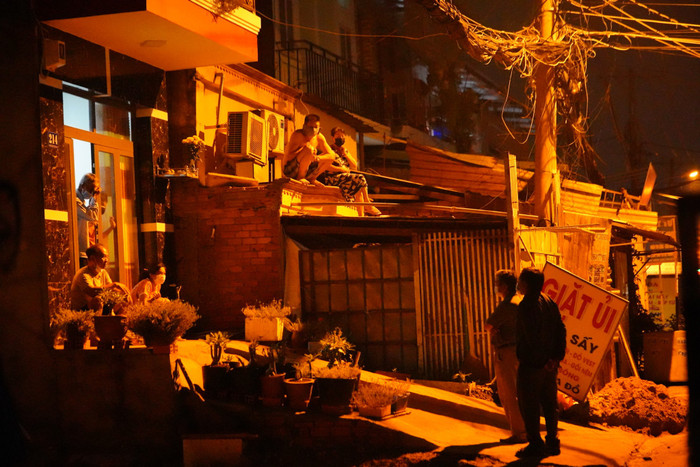 Điều tra dịch tễ trong đêm tại quận 12. Ảnh Thanh Niên