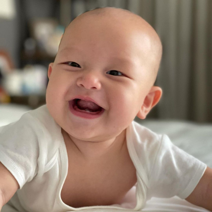 Gương mặt hớn hở với nụ cười tươi hết cỡ của cậu nhóc khiến ai nhìn cũng cảm thấy vui vẻ và tràn đầy năng lượng.