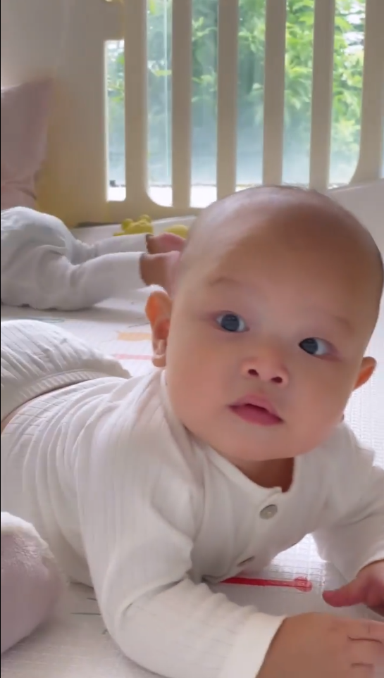 Trong khi cô chị ba Lisa khá trầm tĩnh nằm một góc 'gặm' gấu bông thì cậu út Leon lại vô cùng 'nhoi'.