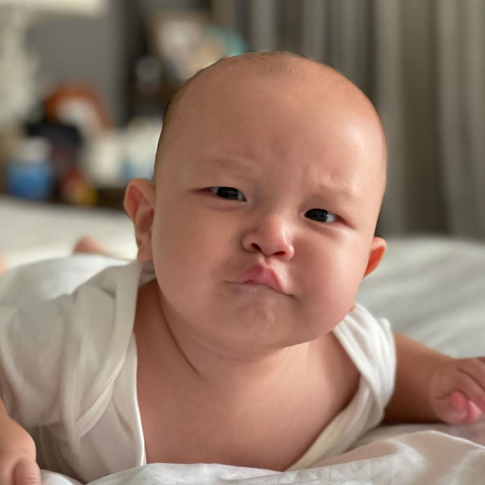 Đang cười tươi vui vẻ thế kia nhưng đến tấm cuối cậu nhóc lại trưng ra biểu cảm nhăn mặt, chu môi như đang làm nũng khiến ai cũng muốn 'xỉu'.