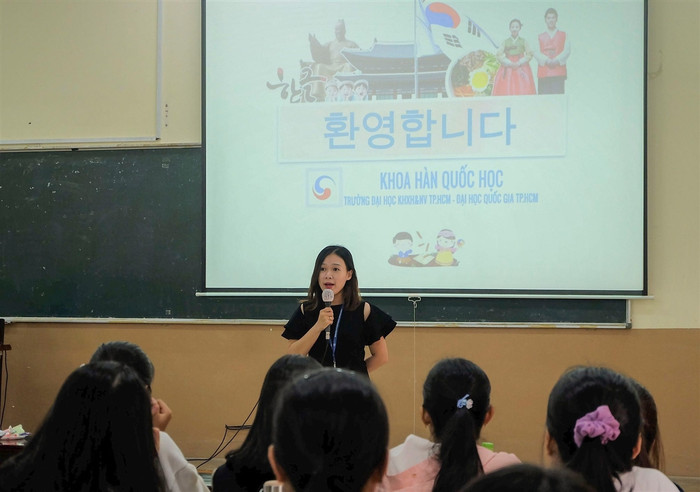 Giảng viên khoa Hàn Quốc học gặp gỡ tân sinh viên. (Ảnh: Khoa Hàn Quốc học)