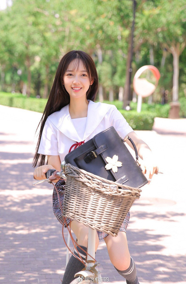 'Không ai mãi ở tuổi 18, nhưng bạn gái của Ngô Diệc Phàm thì có thể' Ảnh 11
