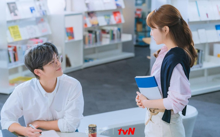 Park Bo Young đã khó khăn thế nào mới 'cưa đổ' được Seo In Guk trong 'Doom at Your Service' Ảnh 2
