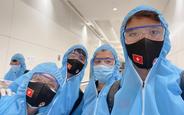 Tuyển thủ Việt Nam mặc đồ bảo hộ kín mít, hào hứng check-in khi đặt chân đến UAE Ảnh 2