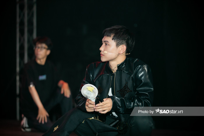 Không khí buổi luyện tập càng nóng hơn với những màn biểu diễn của JSol.