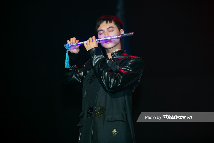 JSol khiến fan 'bấn loạn' khi trổ tài 'thổi sáo bằng mũi'.