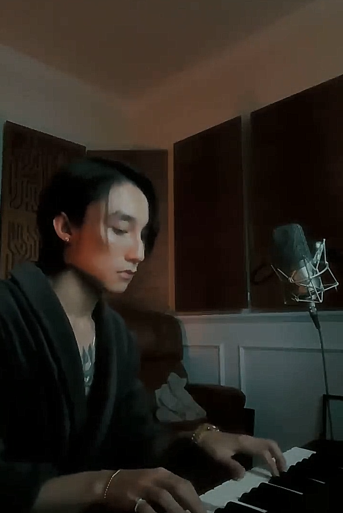 Sơn Tùng đã đăng tải một đoạn clip khoe đoạn beat mới được thực hiện trong phòng thu tại gia.
