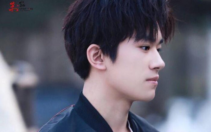 Dịch Dương Thiên Tỉ khiến fan lo lắng vì bị thương ở chân khi quay phim mới Ảnh 2