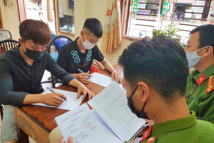 L.V.C. và L.V.L. tại cơ quan công an. (Ảnh: Công an Sơn La).