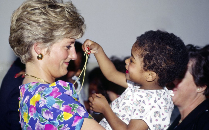 Lý do Công nương Diana luôn nhìn ngang tầm mắt khi nói chuyện với trẻ em Ảnh 2