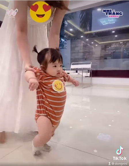 Winnie được Đông Nhi đỡ từ phía sau và cho đi đoạn đường ngắn từ phòng khác ra tới phòng bếp.