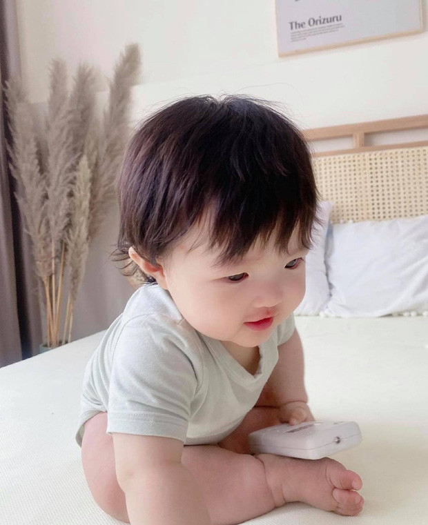 Từ lúc chào đời đến nay, bé Winnie đều được mọi người nhận xét là giống ba như đúc.