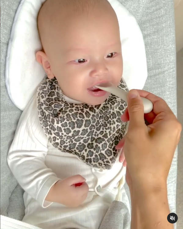 Cậu nhóc vô cùng hào hứng khi được đút ăn.