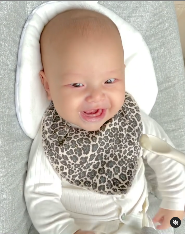 Leon cười nịnh để được ăn, đang chơi thì 'lăn quay' ra ngủ khiến Hà Hồ chỉ biết bó tay Ảnh 6