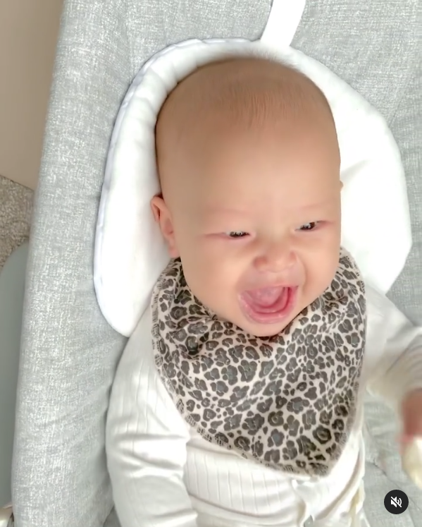 Tuy nhiên khi mẹ Hà đưa lại thìa bột đến trước mặt thì Leon lại 'toe toét' trở lại.