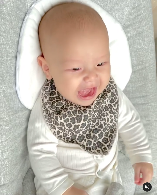 Leon bị mẹ Hà 'bóc phốt' khoảnh khắc cười nịnh để được ăn.