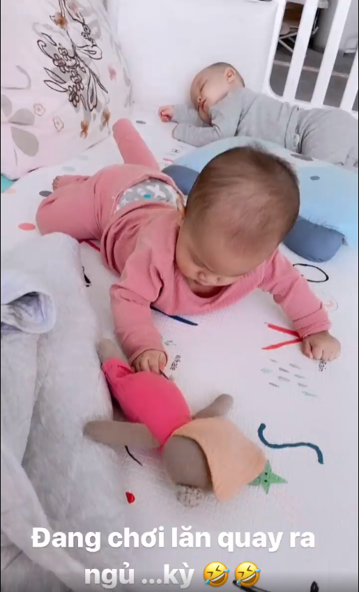 Trong khi đó cô chị Lisa thì vẫn chăm chú chơi với gấu bông của mình.