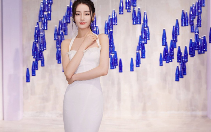 Địch Lệ Nhiệt Ba xinh ngất ngây trong váy trắng, liên tục lấy tay che chắn vòng 1 Ảnh 2