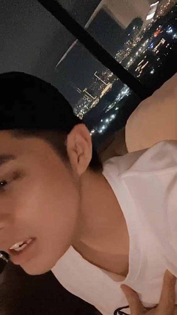 Ngoài ra, với góc quay của đoạn clip này, Noo Phước Thịnh cũng 'chặt đẹp' người hâm mộ với góc nghiêng thần thánh, khoe visual của mình.