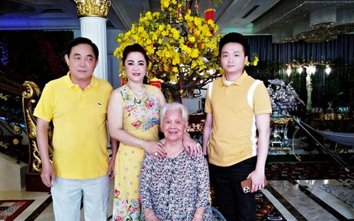 Loạt ảnh hiếm hoi của bà Phương Hằng bên người mẹ 90 tuổi giữa tuyên bố đã 'cạch mặt' người thân Ảnh 2