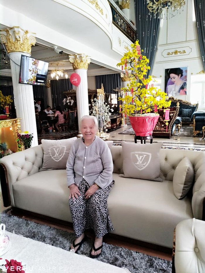 Thỉnh thoảng, bà Phương Hằng đón mẹ ruột lên nhà riêng của mình.