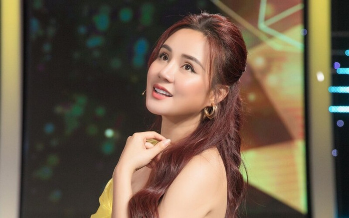 Nữ ca sĩ từng trốn gia đình để vừa đi học, vừa làm thêm kiếm tiền