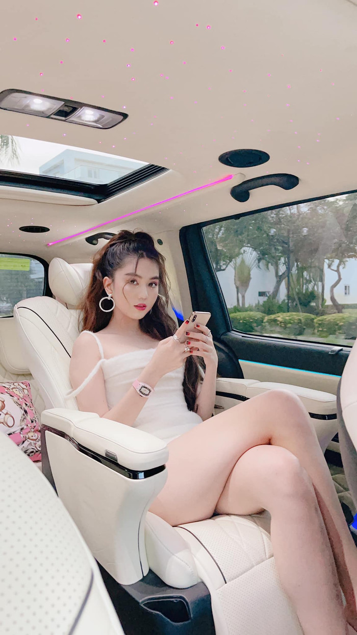 Chân dài thon thả cùng làn da trắng không tì vết của mỹ nhân gốc Trà Vinh