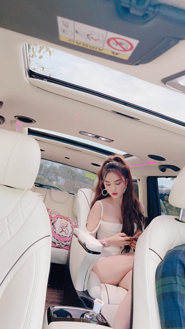 Thân hình mướt mắt của chân dài 8x khiến các fans lại xuýt xoa nhìn cô như gái 18 tuổi với tạo hình này