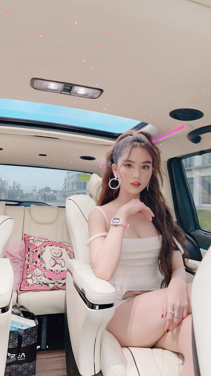 Dáng váy trắng hai dây o ép vòng 1 căng đầy cùng kiểu tóc buộc cao một nửa giúp Ngọc Trinh lại thêm phần xinh xắn hơn bao giờ hết