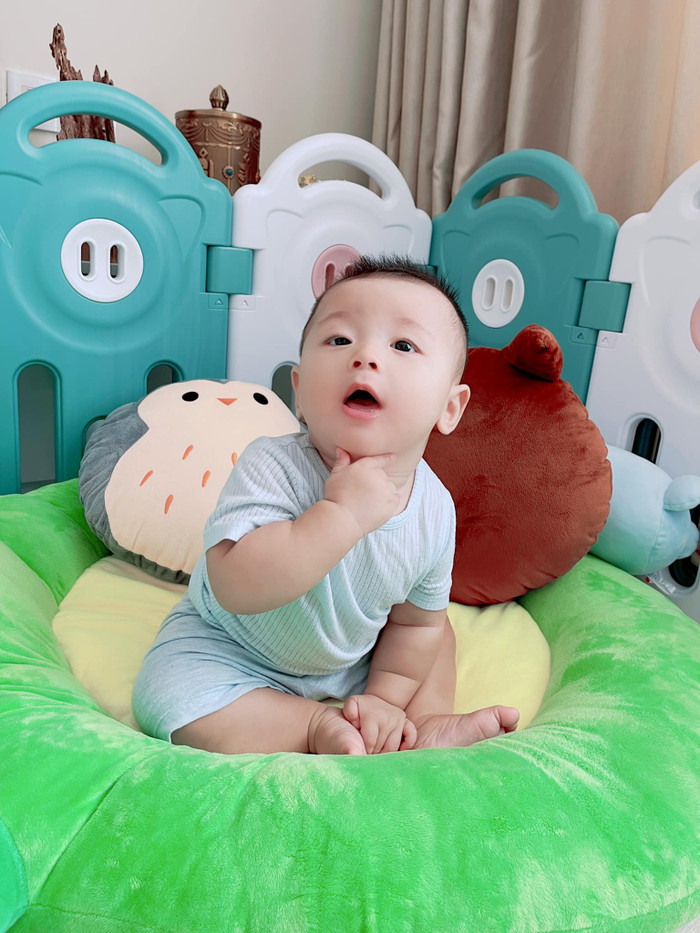 Cậu nhóc có cho mình rất nhiều biểu cảm hài hước đáng yêu khi chụp hình.