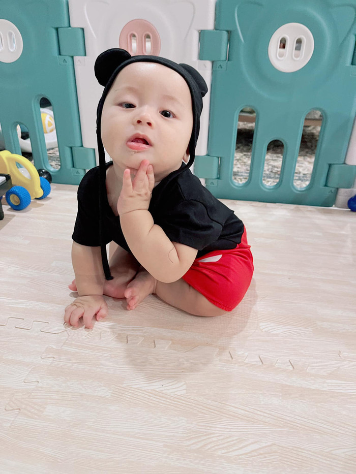 Á hậu Thúy Vân khoe ảnh con trai tạo dáng điệu đà.