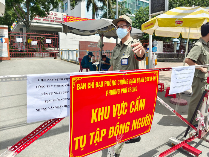 Phong tỏa Bệnh viện quận Tân Phú, TP.HCM sau khi phát hiện 3 trường hợp nghi nhiễm COVID-19 từng đến khám. Ảnh: Độc Lập/Thanh Niên
